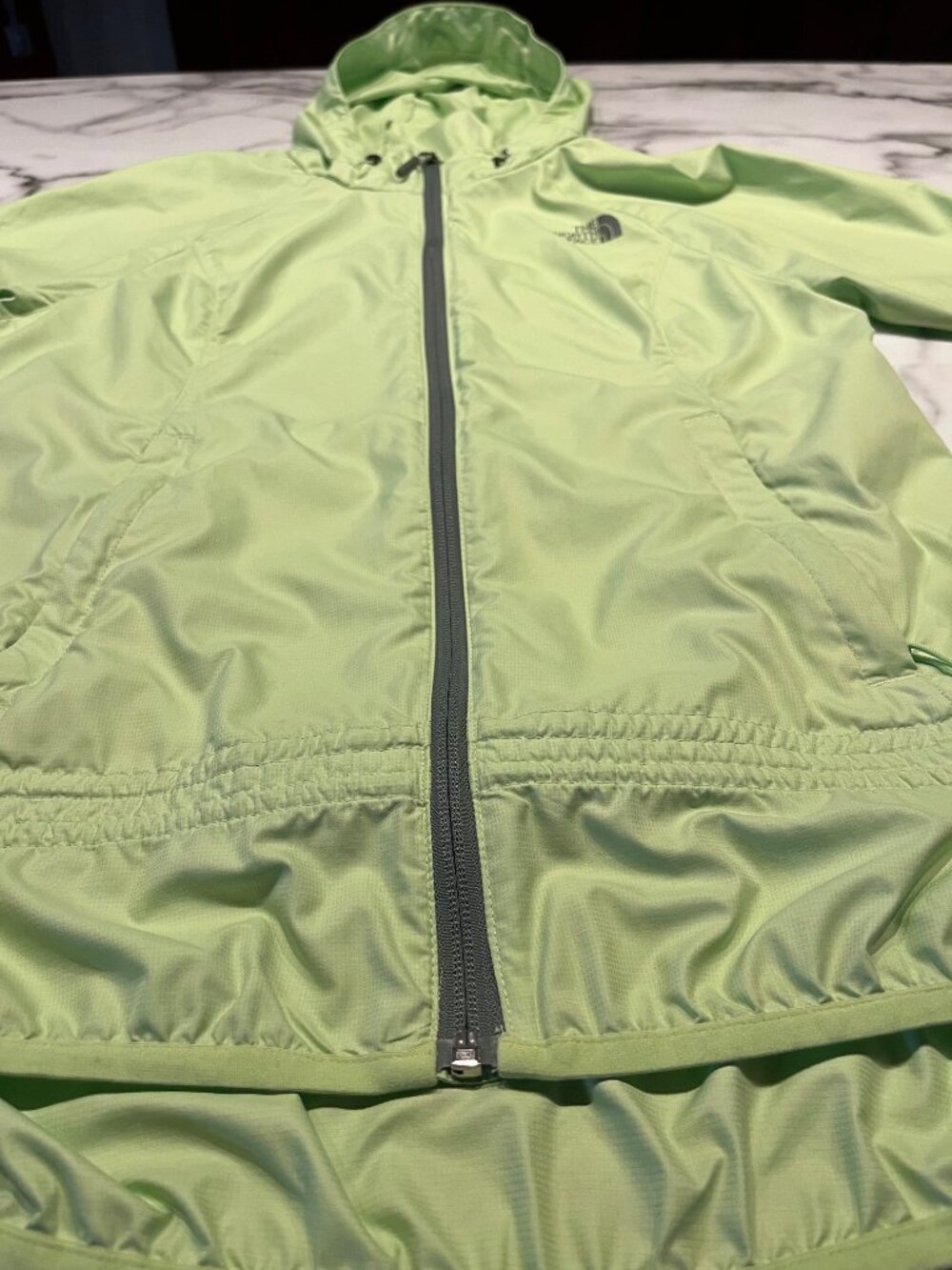 The North Face Women's Lightweight/hooded windbreaker jacket - Small - Picture 2 of 12